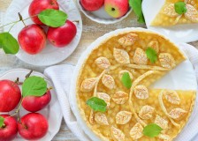 Ripe apples and apples pie on wooden table hd wallpaper free download fruit, fresh, cake, fork, red, green, leaf, white, yellow, table, wood, food, towel